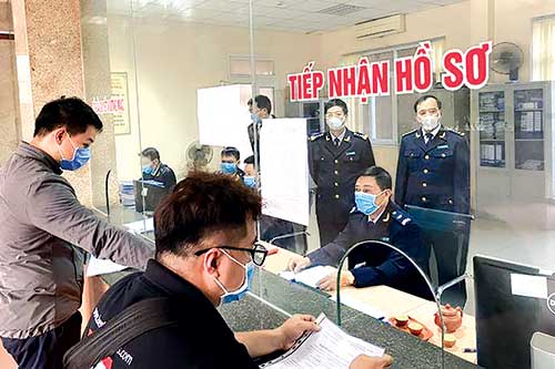 Cán bộ Hải quan Thanh Hóa hướng dẫn doanh nghiệp hoàn thiện thủ tục nhập khẩu.