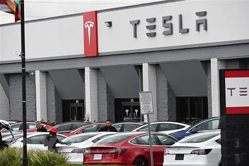 Một cửa hàng của Tesla tại Burbank, California, Mỹ.