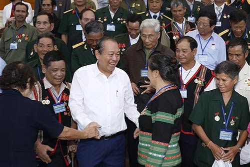 Phó Thủ tướng Trương Hòa Bình và các đại biểu người có công tỉnh Kon Tum.