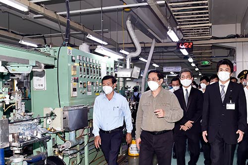 Thủ tướng tới thăm Công ty Nissei Electric Việt Nam
