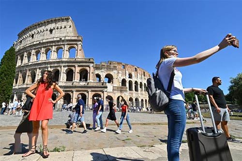 Người dân chụp ảnh trước Đấu trường La Mã ở Rome, Italy.