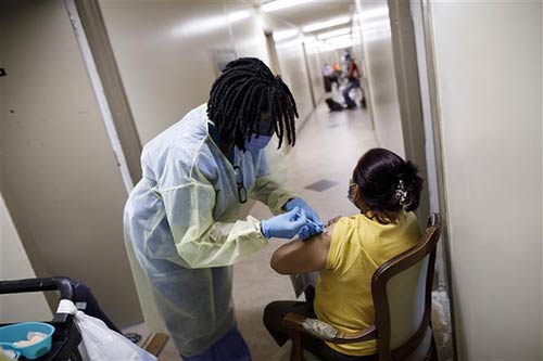 Nhân viên y tế tiêm vaccine phòng COVID-19 của hãng Moderna cho người dân tại