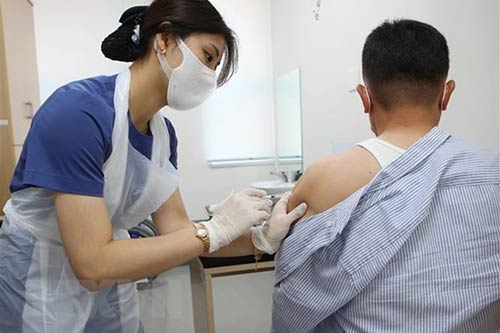 Tiêm vaccine ngừa COVID-19 tại Changwon, Hàn Quốc.