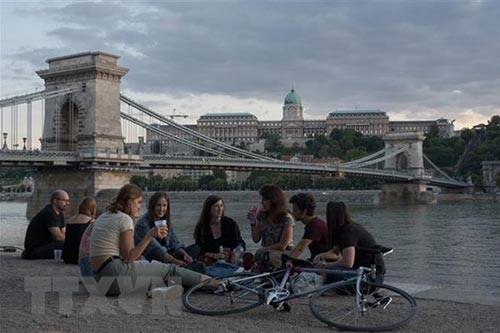 Người dân thư giãn bên bờ sông Danube ở Budapest, Hungary.