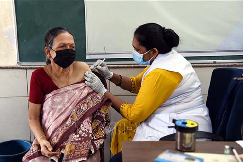 Nhân viên y tế tiêm vaccine ngừa COVID-19 tại New Delhi, Ấn Độ.