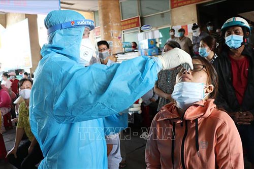Lấy mẫu xét nghiệm cho người dân, phòng dịch COVID-19.