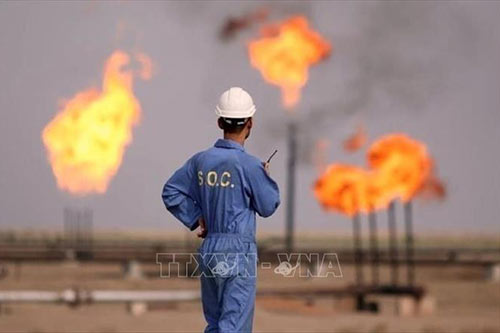 Công nhân làm việc tại một cơ sở khai thác dầu của Iran trên đảo Khark