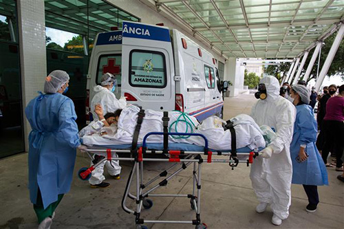 Nhân viên y tế điều trị chuyển bệnh nhân nhiễm COVID-19 tới bệnh viện ở Manaus, Brazil.