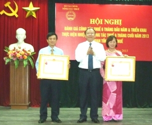 trao tang thanh tich cho cac tap the ca nhan co quan tong cuc thue