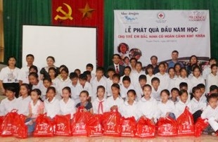 1000 tre em ngheo duoc trao tang sach vo den truong
