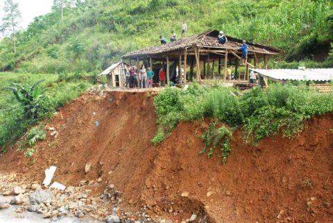 Lào Cai: Cần khẩn trương di dời trên 140 hộ dân ra khỏi vùng có nguy cơ ngập lũ và sạt lở đất