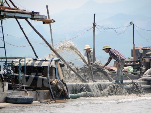 Khai thác cát trái phép ngay trước cửa ngõ di sản Vịnh Hạ Long