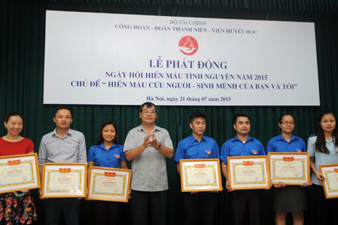 Đoàn Thanh niên Bộ Tài chính tổ chức ngày hội hiến máu tình nguyện năm 2015