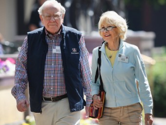 3. Warren Buffett và Astrid Menks