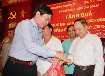 ha noi trao 40 phan qua cho nan nhan chat doc mau da cam