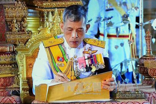 Nhà Vua Thái Lan toàn quyền kiểm soát tài sản hoàng gia