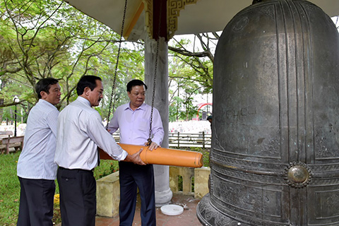 Bộ trưởng Đinh Tiến Dũng dâng hương, tri ân các anh hùng liệt sỹ