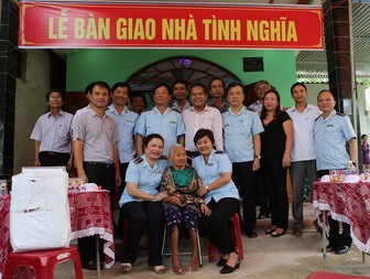 Hải quan Hà Nội: Bàn giao nhà tình nghĩa cho Mẹ Việt Nam Anh hùng