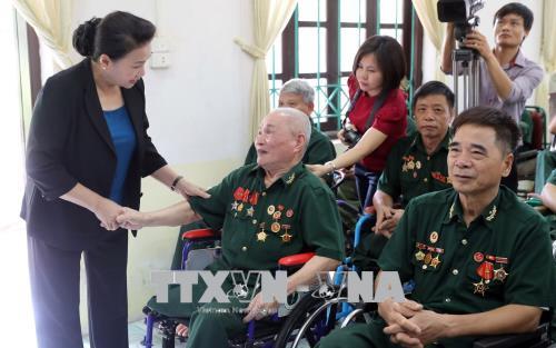 Chủ tịch Quốc hội thăm, tặng quà thương binh, bệnh binh tại Hà Nam