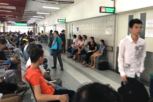Bệnh nhân chờ khám bệnh tại BV Bạch Mai. Ảnh: LV