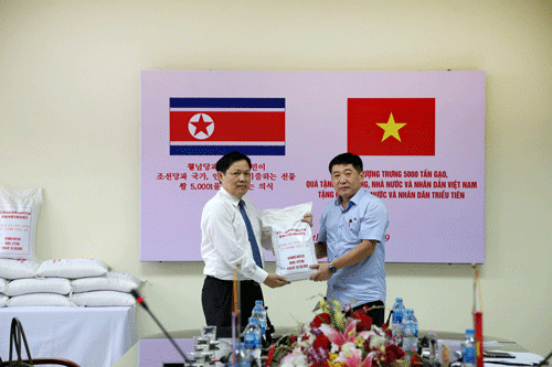 hoan thanh ban giao 5000 tan gao vien tro cho trieu tien