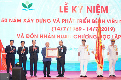 Thủ tướng Nguyễn Xuân Phúc trao Huân chương Độc lập hạng Nhì cho BV Nhi Trung ương.