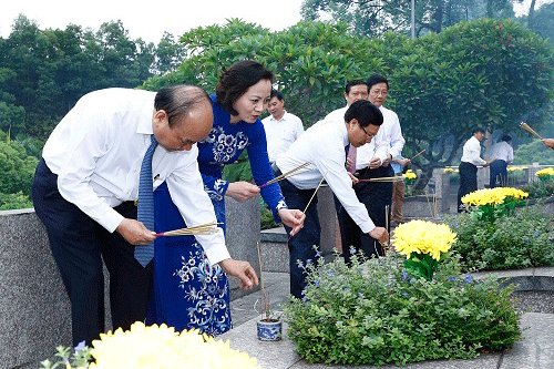 Thủ tướng thắp hương tri ân các Anh hùng, liệt sĩ tại Yên Bái