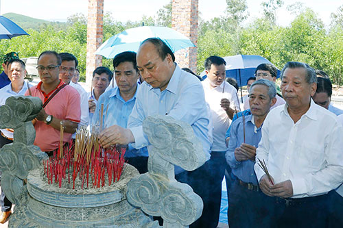 Thủ tướng dâng hương tưởng niệm các anh hùng liệt sĩ