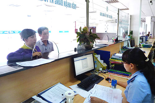 Cán bộ Hải quan Bình Dương hướng dẫn doanh nghiệp hoàn thiện thủ tục nhập khẩu.