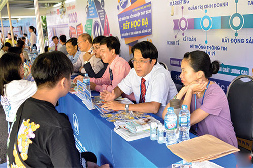 Giảng viên trường Đại học Tài chính - Marketing tư vấn cho thí sinh tại Ngày hội tư vấn tuyển sinh