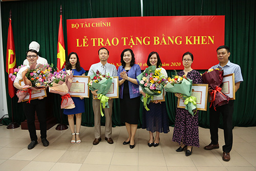 trao tặng bằng khen