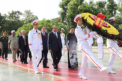 Lãnh đạo Đảng, Nhà nước viếng Chủ tịch Hồ Chí Minh, tưởng niệm các anh hùng liệt sĩ