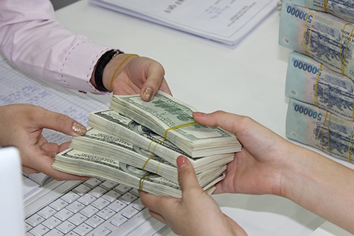 USD suy yếu nhưng áp lực tỷ giá VND tăng lên do Covid-19 quay lại