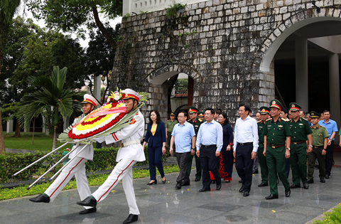 Phó Thủ tướng dâng hương tưởng nhớ các Anh hùng liệt sĩ tại Điện Biên