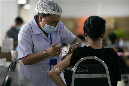 Nhân viên y tế tiêm vaccine cho người dân tại Viêng Chăn, Lào.