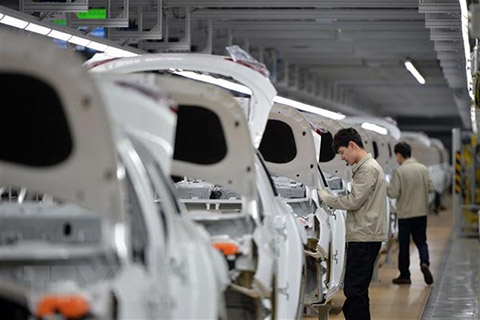 Công nhân làm việc tại một nhà máy của Hyundai.
