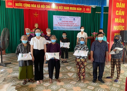 Tặng 10 tấn gạo cho nữ lao động tự do bị ảnh hưởng bởi Covid-19 tại tỉnh Hà Tĩnh