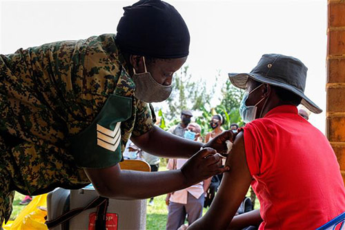 Nhân viên y tế tiêm vaccine ngừa COVID-19 cho người dân ở Kampala, Uganda, ngày 28/6/2021