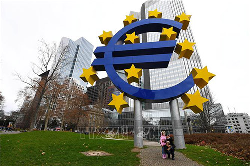 Biểu tượng đồng euro tại Frankfurt, Đức.