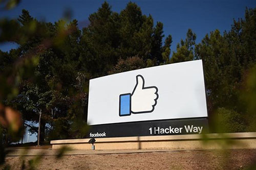 Biểu tượng 'Like' của Facebook tại trụ sở ở Menlo Park, California (Mỹ)