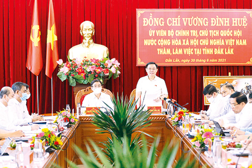 Chủ tịch Quốc hội Vương Đình Huệ làm việc với lãnh đạo tỉnh Đắk Lắk, ngày 30/6/2021.