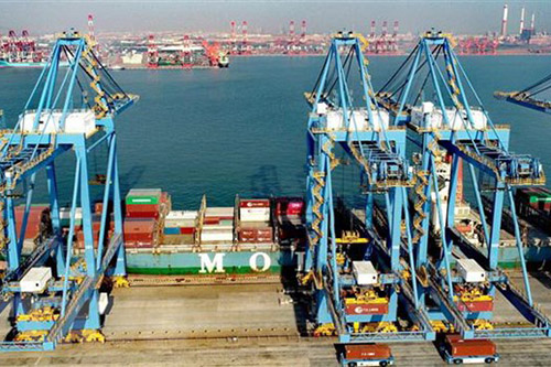 Bốc dỡ hàng hóa tại cảng Thanh Đảo, tỉnh Sơn Đông, Trung Quốc.