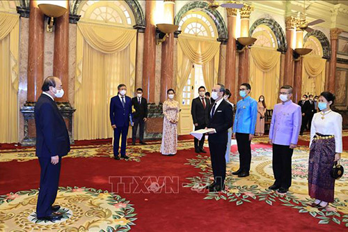 Chủ tịch nước Nguyễn Xuân Phúc nhận của Quốc thư Đại sứ Đặc mệnh toàn quyền Vương quố