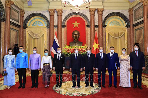 Chủ tịch nước Nguyễn Xuân Phúc với Đoàn đại biểu Đại sứ quán