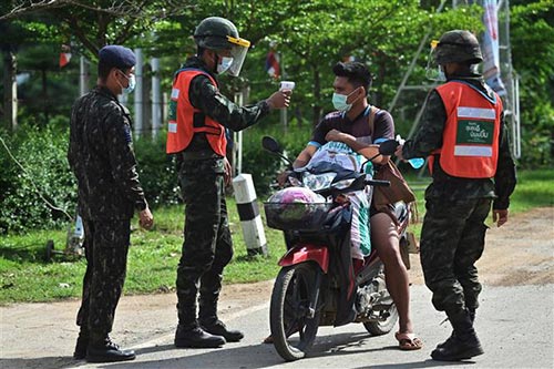 Kiểm tra thân nhiệt của người dân tại một chốt kiểm dịch COVID-19 ở tỉnh Mae Hong Son, Thái Lan.