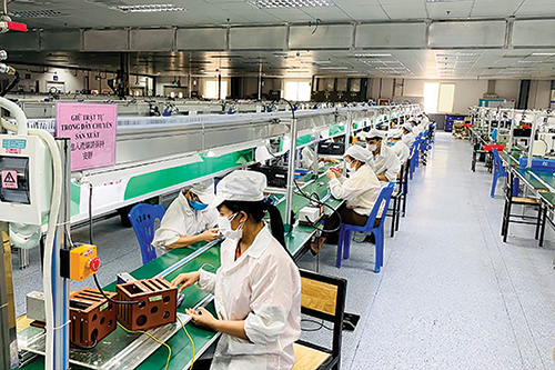 Công nhân Công ty Newwing Interconect Technology Bắc Giang trở lại làm việc sau dịch.