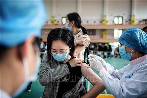 Nhân viên y tế tiêm vaccine phòng COVID-19 cho sinh viên