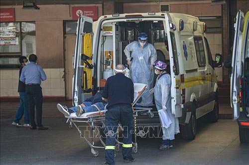 Xe cứu thương chuyển bệnh nhân mắc COVID-19 tới bệnh viện ở Santiago, Chile.