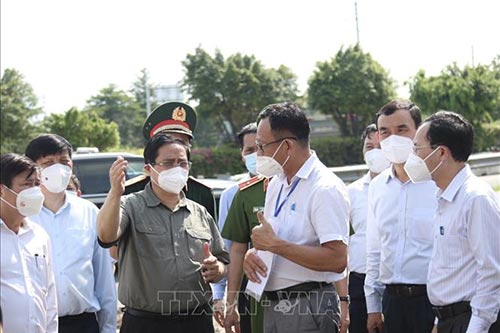 Thủ tướng Chính phủ Phạm Minh Chính kiểm tra điểm chốt phòng dịch COVID-19