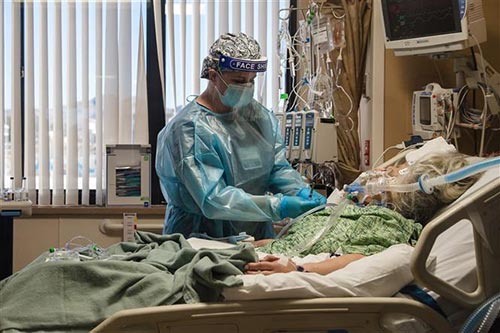 Nhân viên y tế điều trị cho bệnh nhân COVID-19 tại trung tâm y tế ở California, Mỹ.